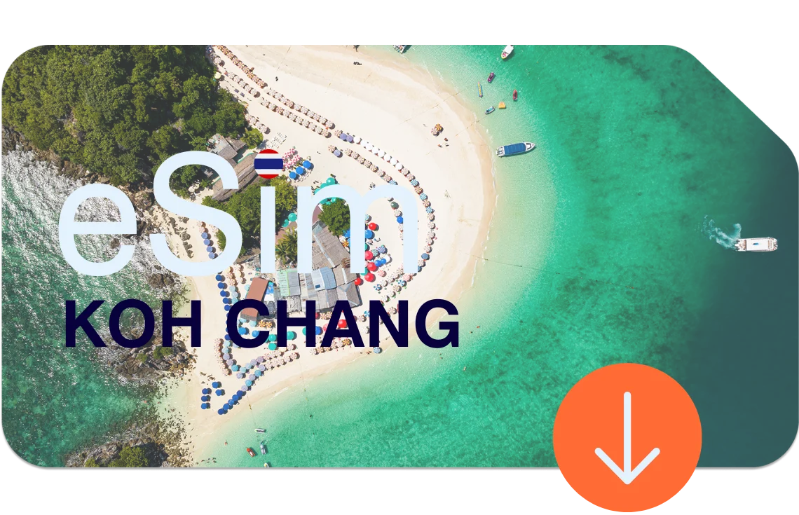 Luftaufnahme von Koh Chang mit weißen Sandstränden, klarem Wasser und Booten – mit eSIM Thailand jederzeit online ohne SIM-Karte.