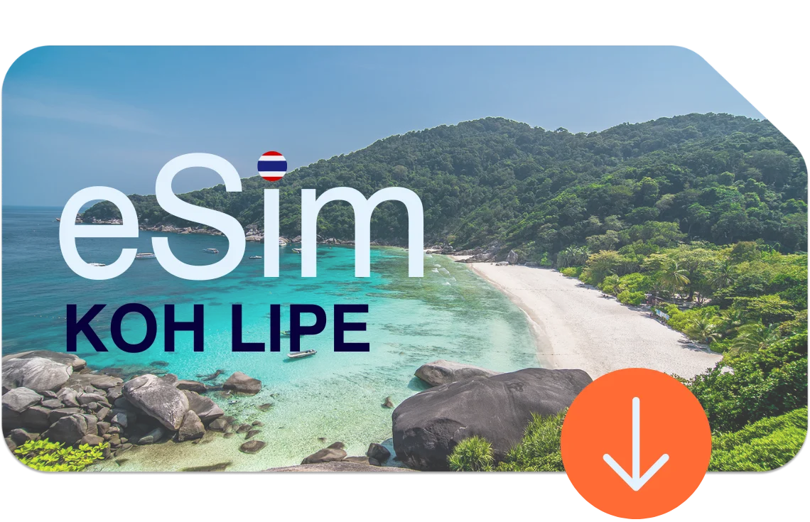 Strand auf Koh Lipe mit tropischen Palmen und grünem Gebirge im Hintergrund – mit eSIM Thailand sofort verbunden und ohne Roaming online.