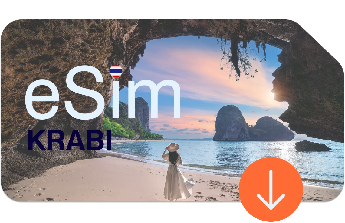 Tourist mit Hut am Strand von Krabi bei Sonnenuntergang – atemberaubende Kulisse und mit eSIM Thailand immer online ohne Roaming.