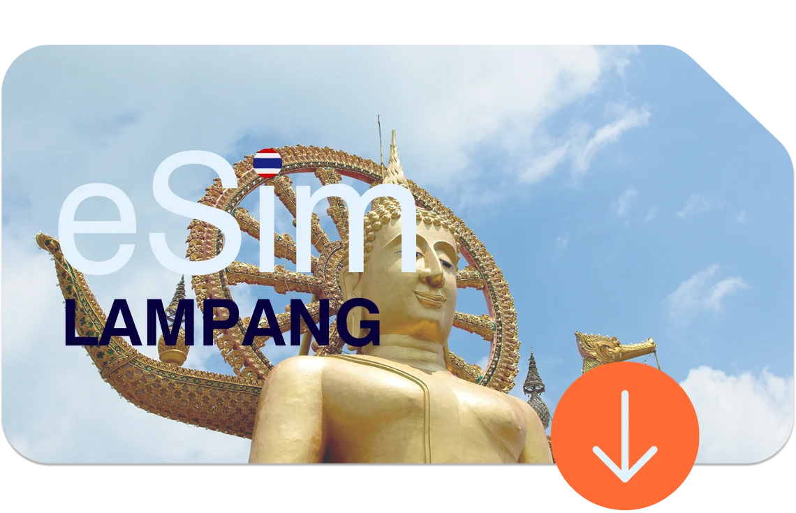 Goldene religiöse Statue in Lampang vor traditionellem Tempelhintergrund – mit eSIM Thailand verbunden bleiben und Kultur erleben.