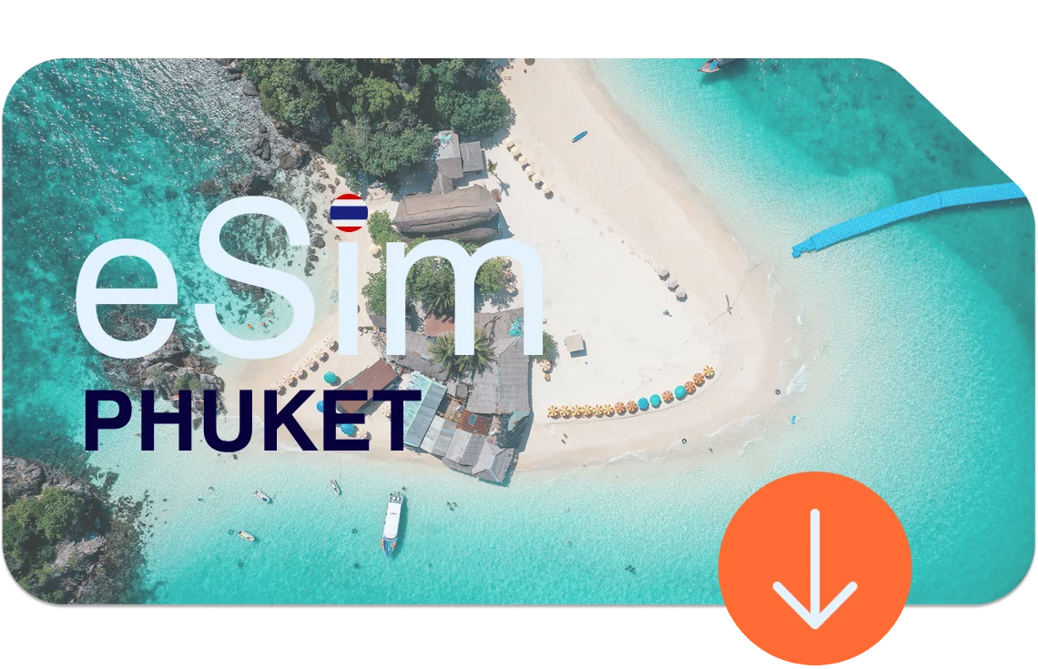 Luftaufnahme vom tropischen Strand in Phuket mit türkisblauem Wasser – mit eSIM Thailand sofort verbunden ohne Roaminggebühren.