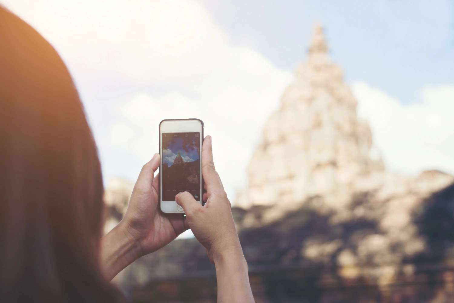 Österreichischer Tourist besichtigt historische Sehenswürdigkeit in Thailand während seines Urlaubs mit eSIM Thailand